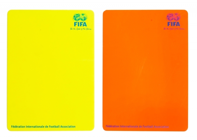 Sử dụng thẻ vàng và thẻ đỏ giúp nâng cao tính kỷ luật và đảm bảo sự an toàn cho các cầu thủ khi tham gia thi đấu.